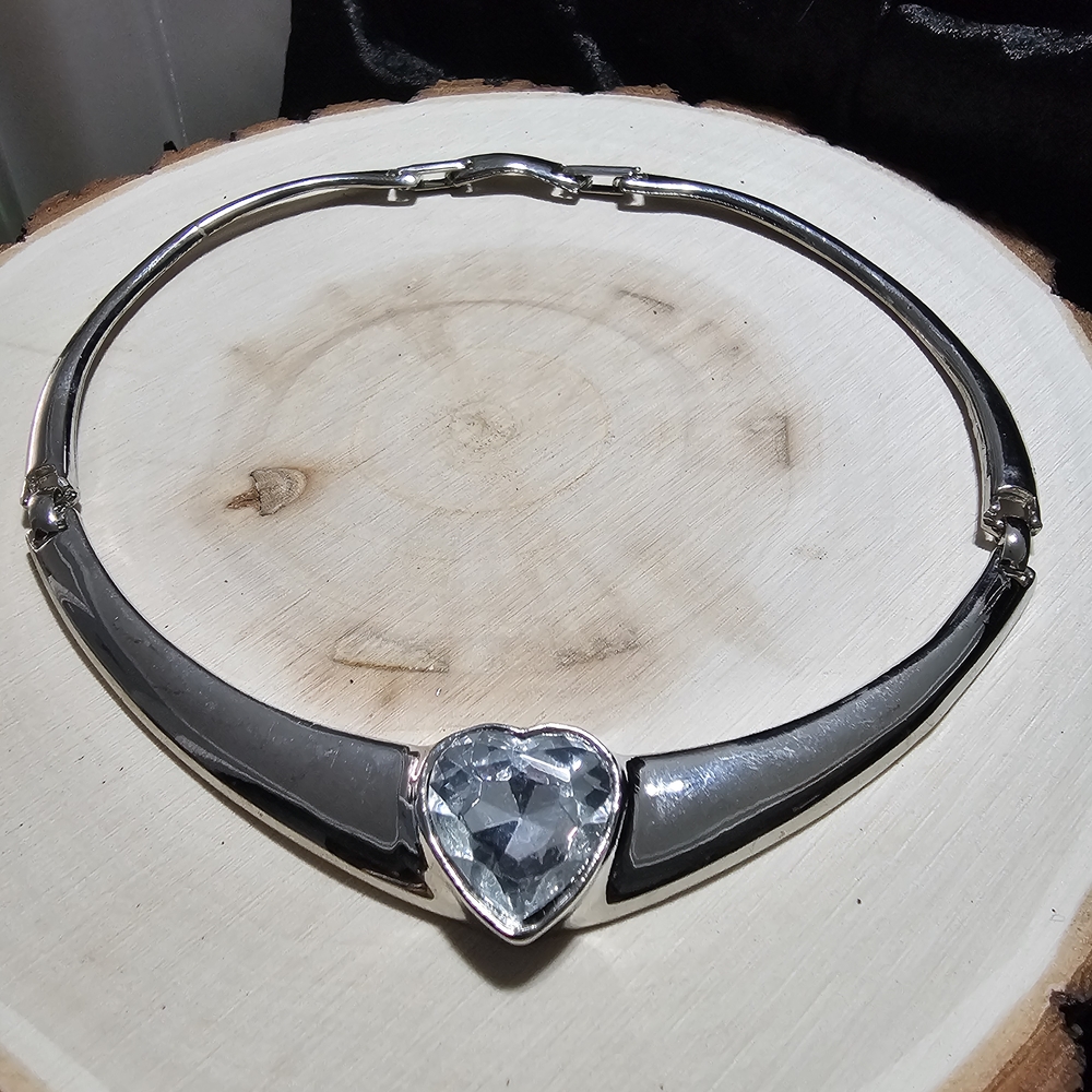 Elegant Silverstone Heart Necklace with heart Rinestone. 🩷🌸🌹